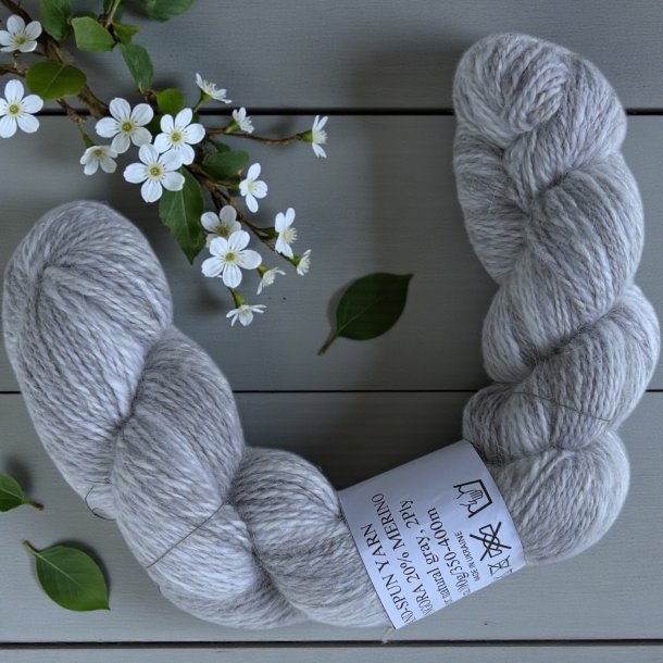 H�ndspunnet ANGORA MED MERINO fra Ukraina - Lysegr�