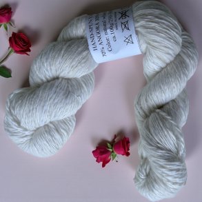 H�ndspunnet ANGORA MED MERINO fra Ukraina - Naturhvit