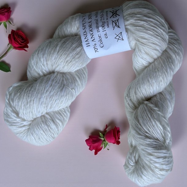 H�ndspunnet ANGORA MED MERINO fra Ukraina - Naturhvit
