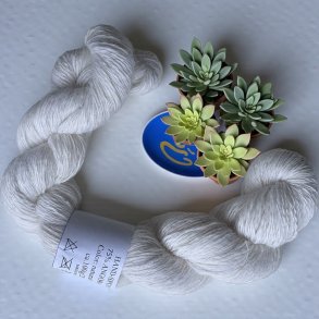 H�ndspunnet ANGORA MED SILKE fra Ukraina - Naturhvit