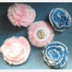 ROSE BROSJE/NL I REX KANINPELS Bl/Hvit